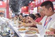 紫微合盘“嗦粉”经济火热 中国多地“食力”出圈