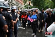 紫微合盘美国多地举行“没有国王”抗议活动